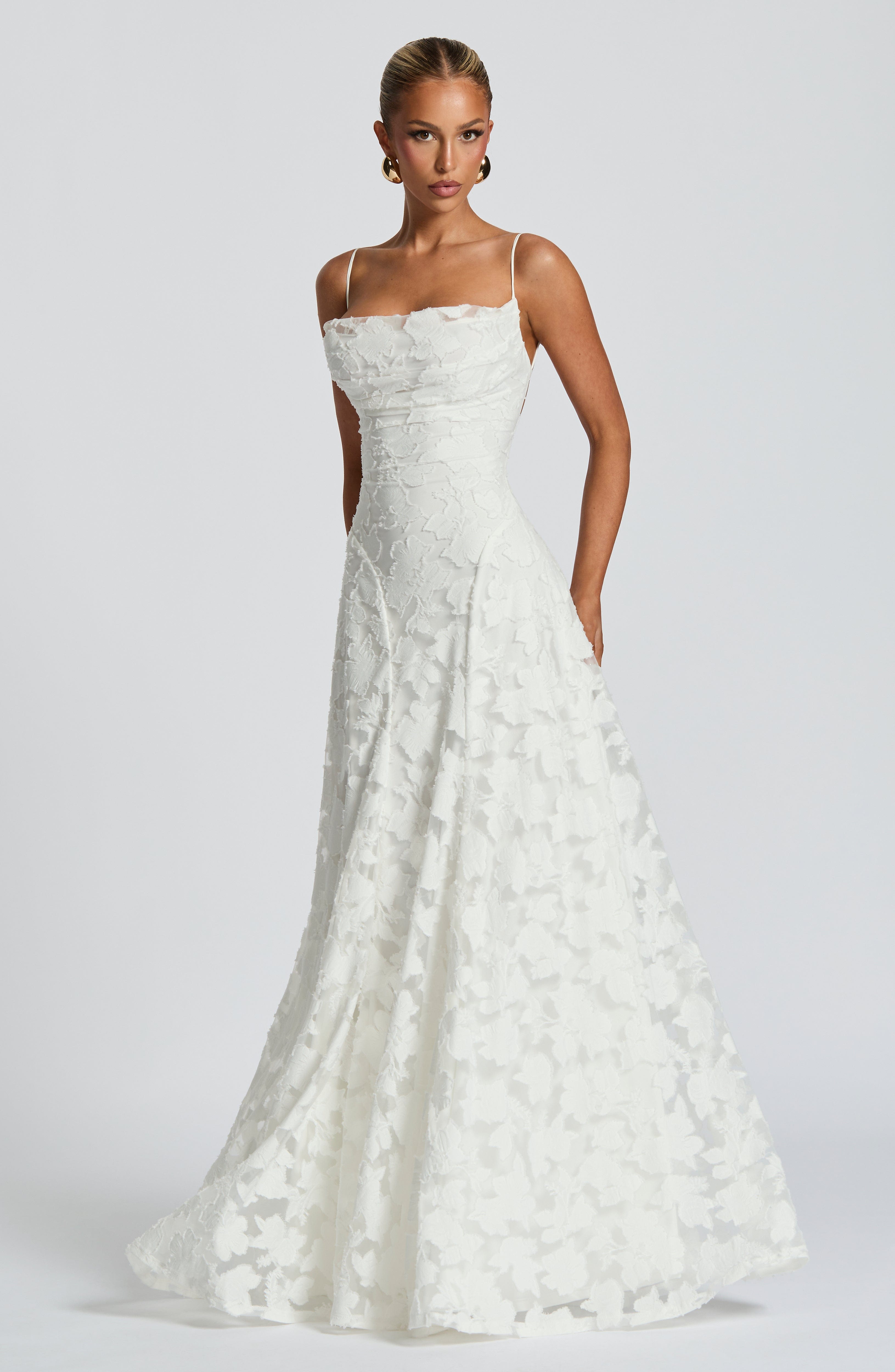 Laurina – Floral Lace Backless Gown
