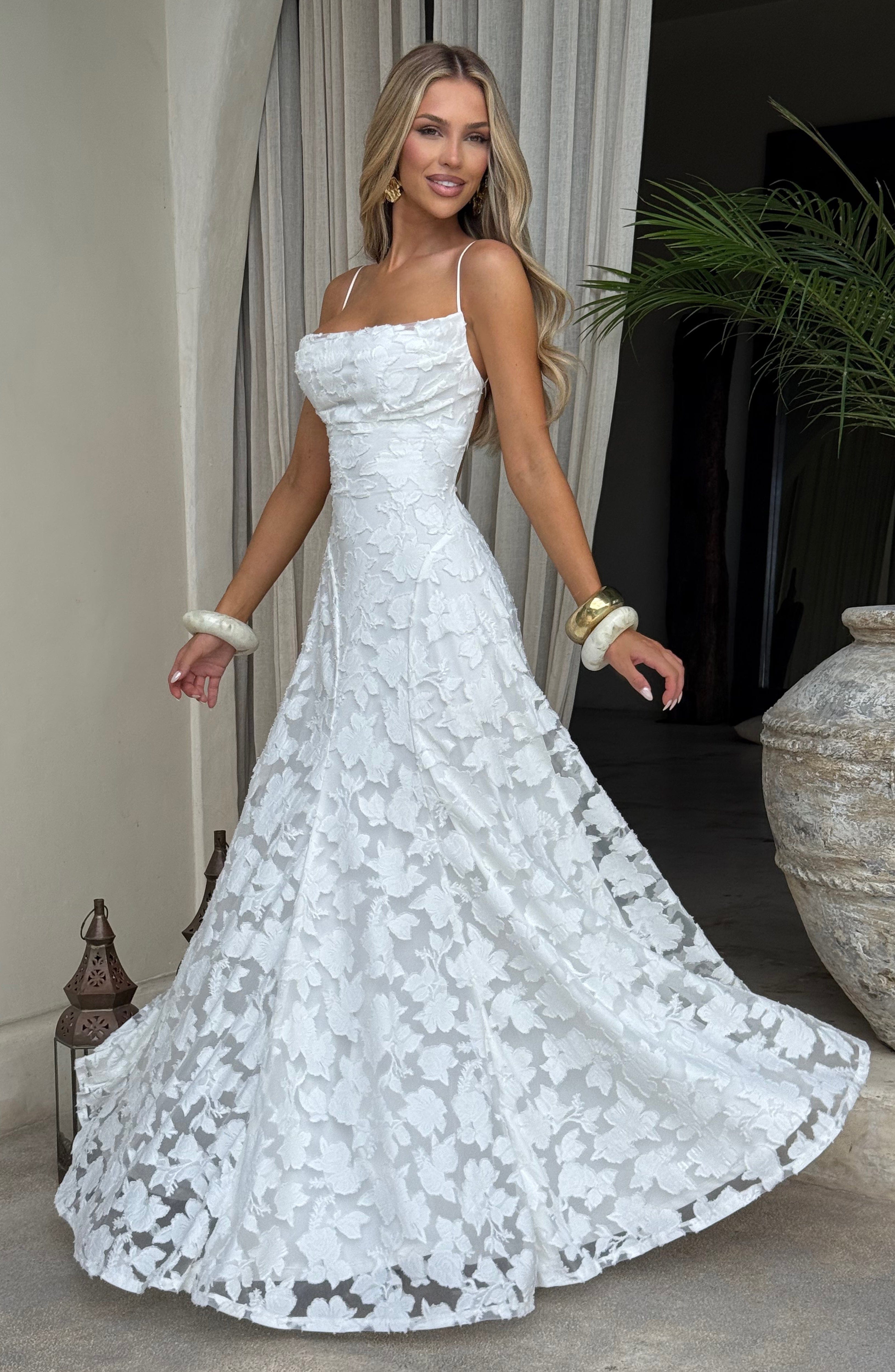 Laurina – Floral Lace Backless Gown