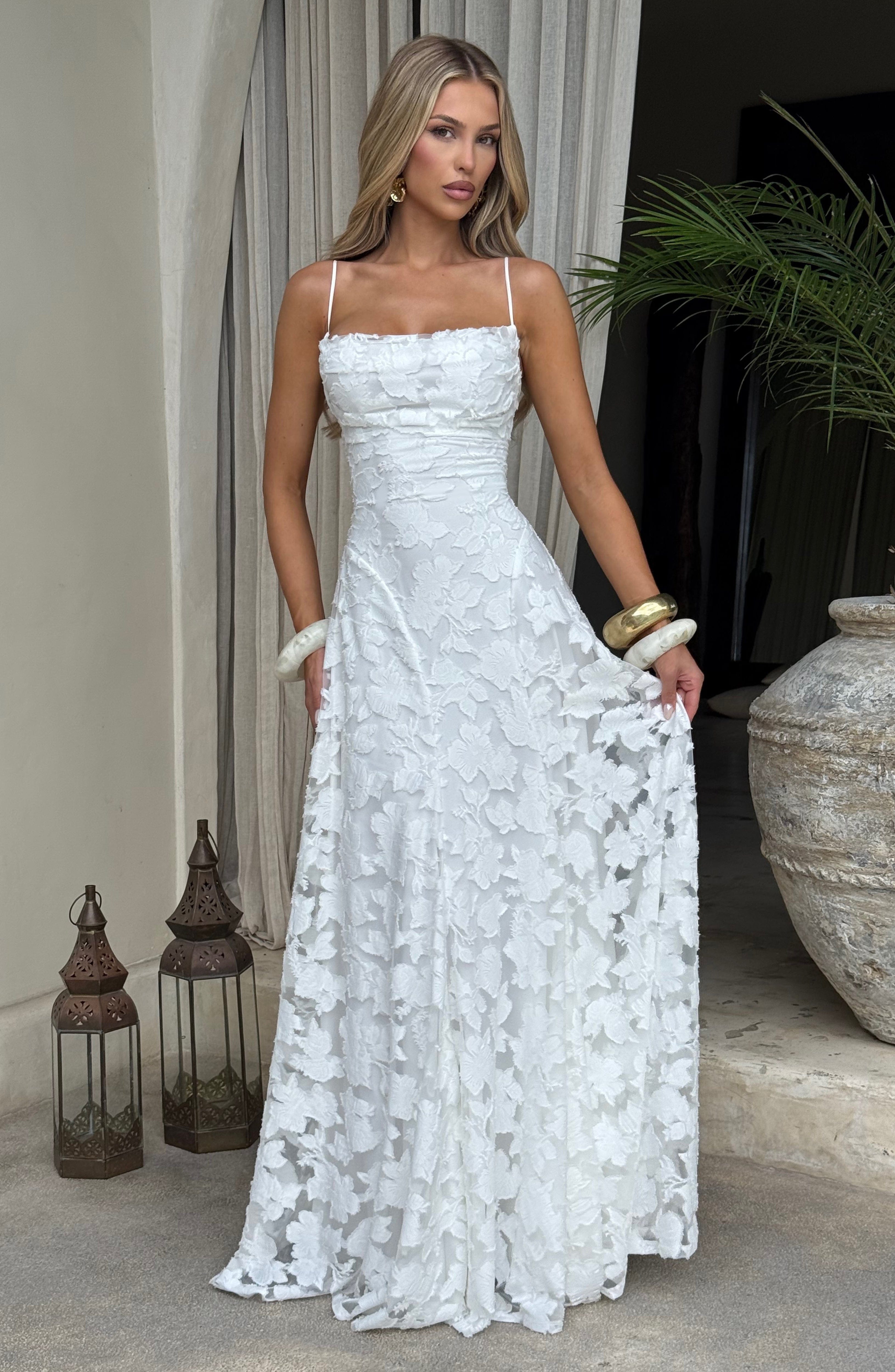 Laurina – Floral Lace Backless Gown